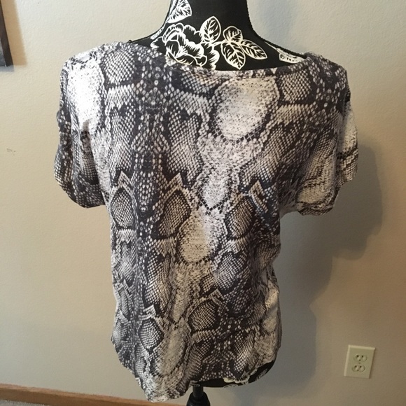 CHRISTIAN SIRIANO NY M SNAKE PRINT BUTTON SHOULDERS DETAILING TOP - Picture 3 of 12